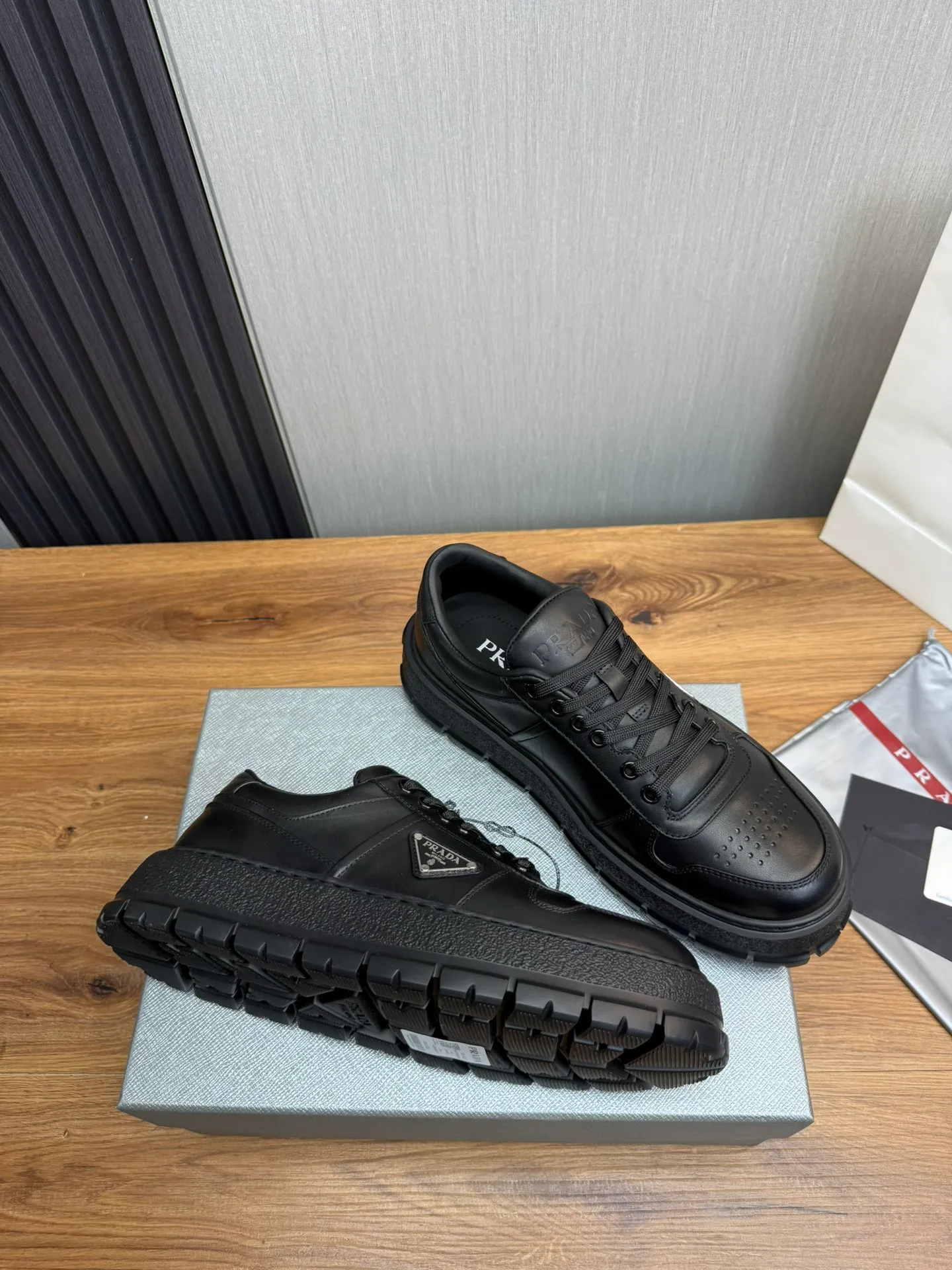 Men's shoes 💰620💰 [PRADA] Autumn and winter hot men's shoes are shipped 👏Official website synchronized ⬆️Original fly-woven cowhide fabric + cowhide lining, 1⃣️:1⃣️reproduction, original sole, 38-45 (45. Customized, non-refundable)